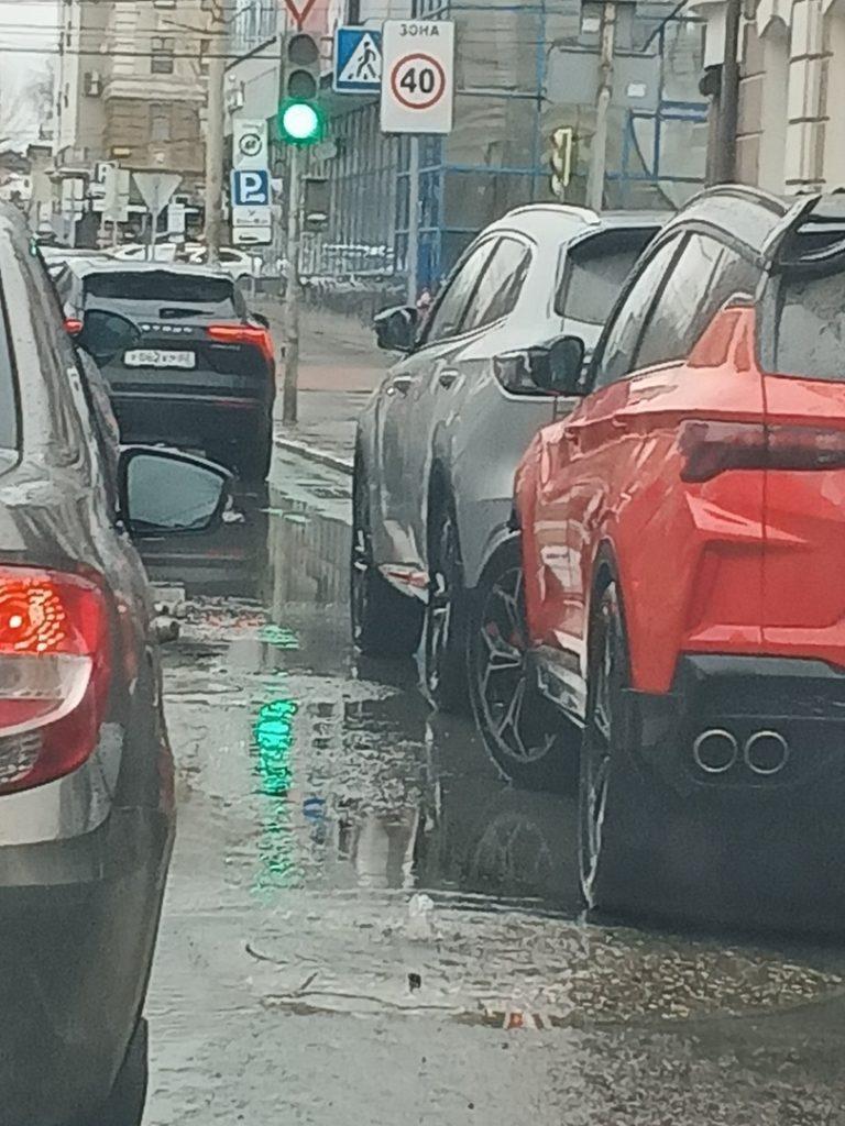 Около рязанского ТЦ "Атрон" затопило дорогу