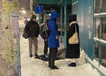 На остановке у рязанского ТД «Барс» мужчина упал и сломал обе руки