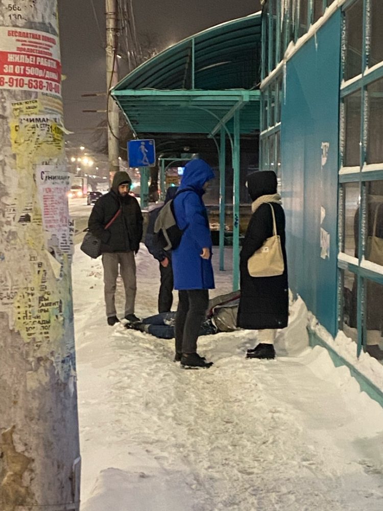 На остановке у рязанского ТД "Барс" мужчина упал и сломал обе руки