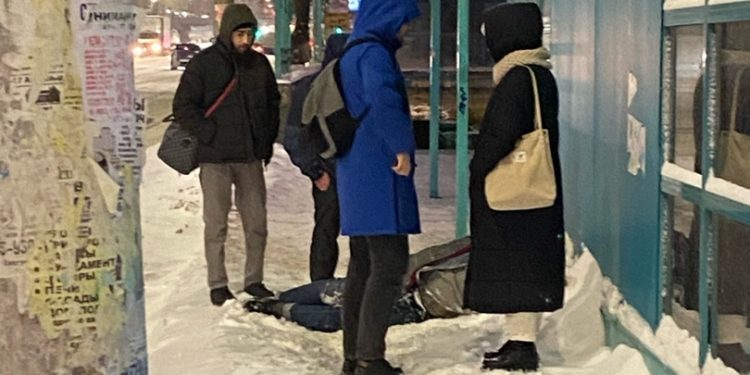 На остановке у рязанского ТД «Барс» мужчина упал и сломал обе руки