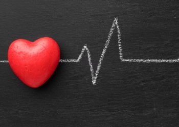 В Рязани мужчина оказал помощь упавшей в обморок на улице женщине