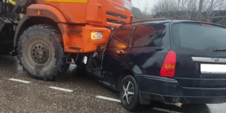 В Сапожковском районе нетрезвый 50-летний водитель на «Ford Focus» врезался в грузовик