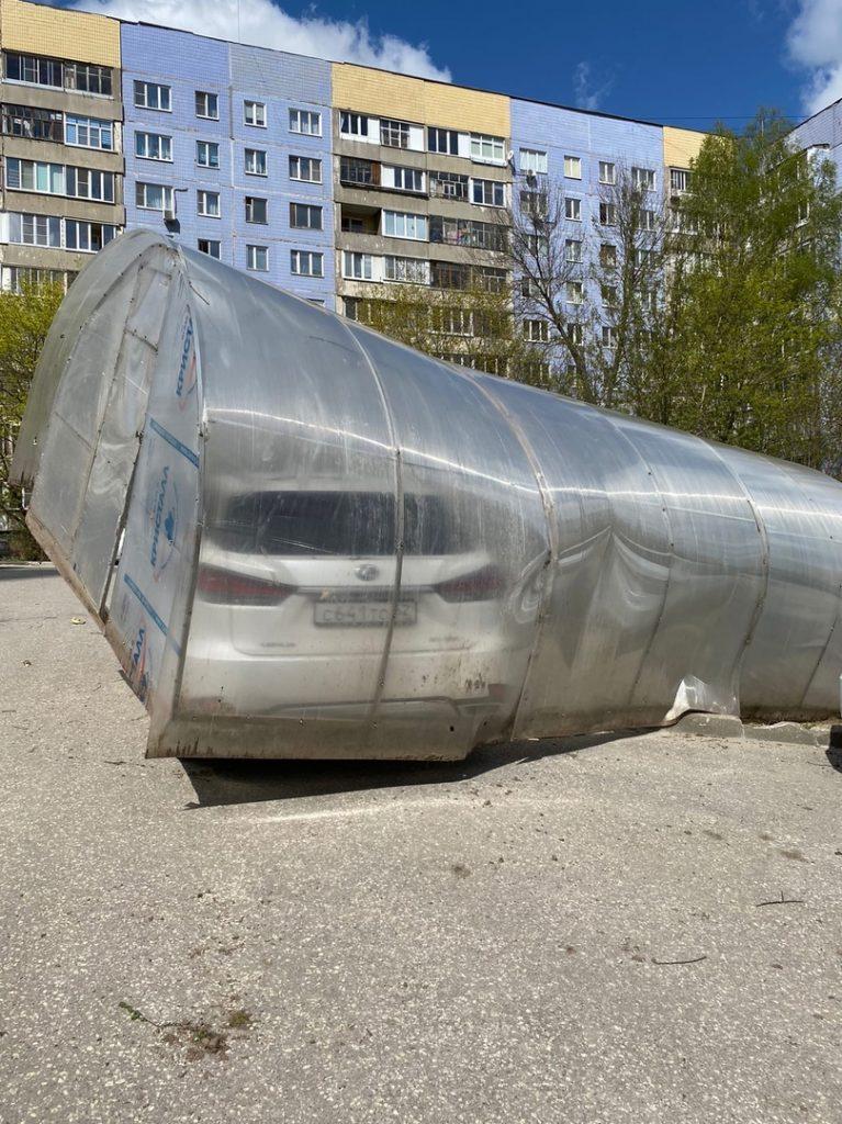 На улице Новоселов на автомобиль Lexus упала теплица
