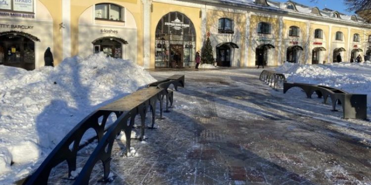 На площади Ленина появился постамент для новых новогодних скульптур