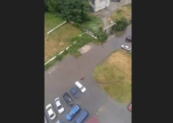 Огромная лужа затопила двор в Рязани