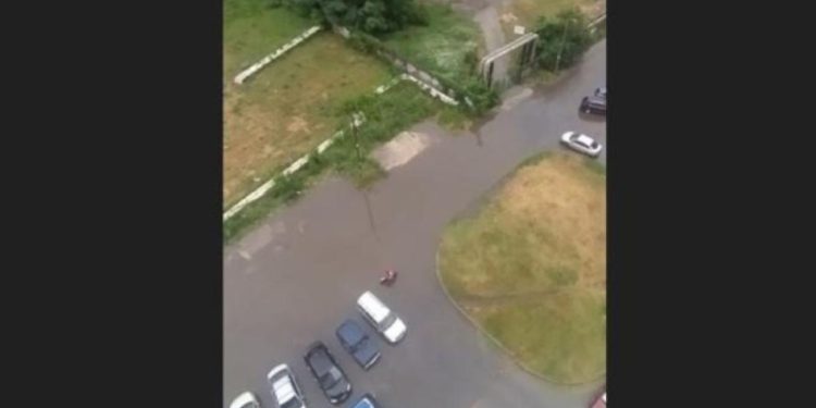 Огромная лужа затопила двор в Рязани