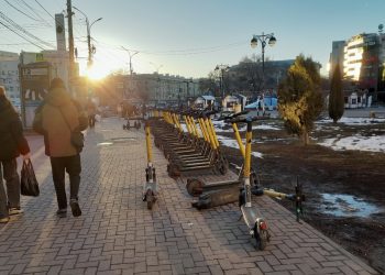 На рязанских улицах начали устанавливать дорожные знаки для езды на электросамокатах На рязанских улицах начали устанавливать дорожные знаки для езды на электросамокатах