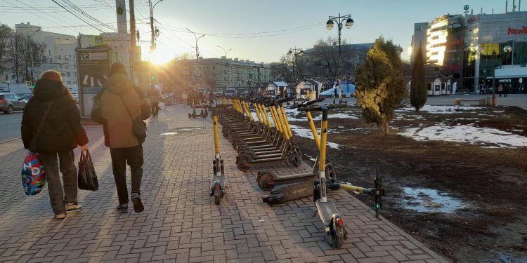 На рязанских улицах начали устанавливать дорожные знаки для езды на электросамокатах На рязанских улицах начали устанавливать дорожные знаки для езды на электросамокатах