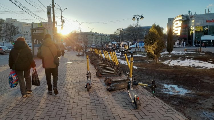 На рязанских улицах начали устанавливать дорожные знаки для езды на электросамокатах