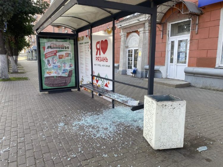 В центре Рязани неизвестные разбили стекло остановочного павильона