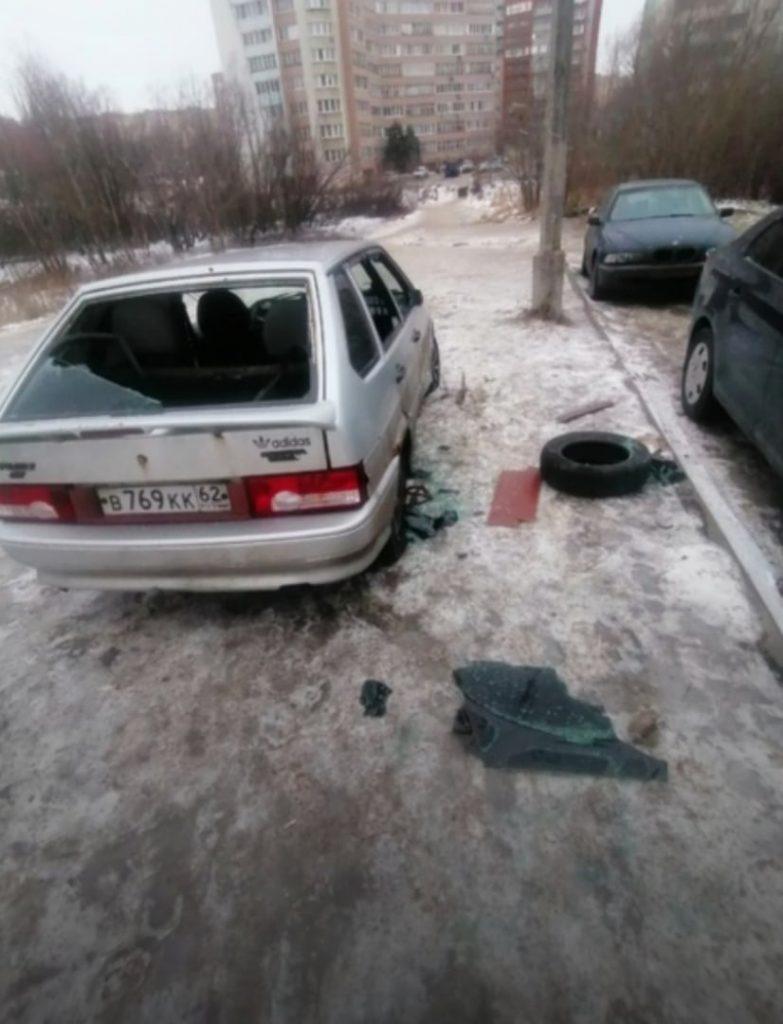 В рязанской Дашково-Песочне неизвестные разбили машину