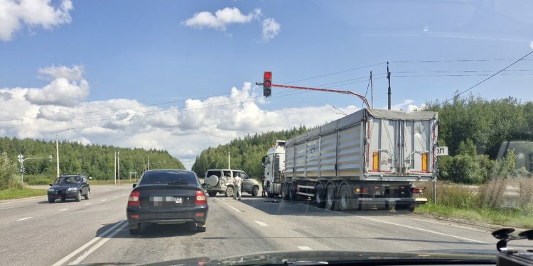 В Касимовском районе столкнулись фура и внедорожник