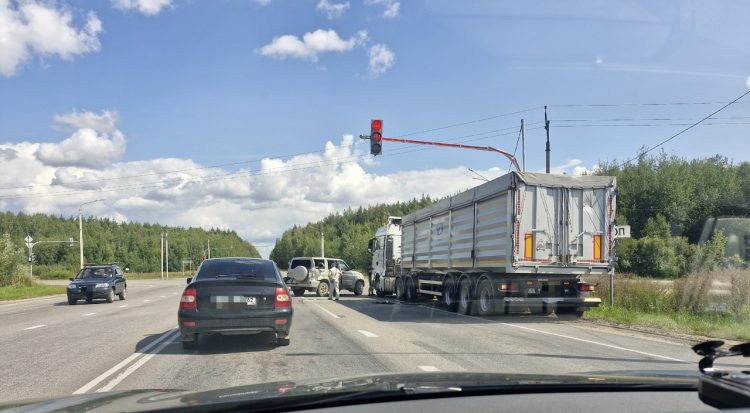 В Касимовском районе столкнулись фура и внедорожник