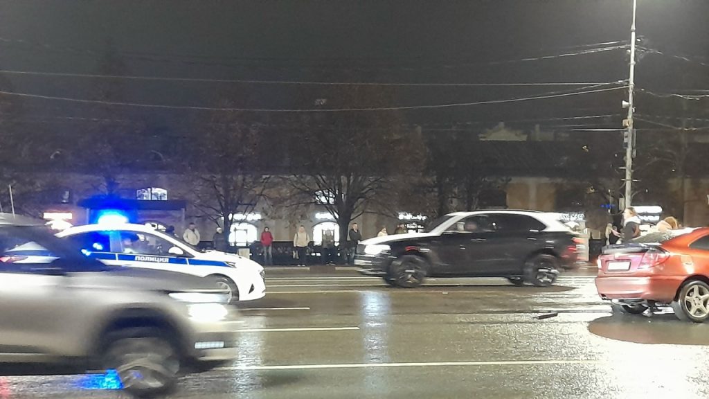 В центре Рязани столкнулись две легковушки