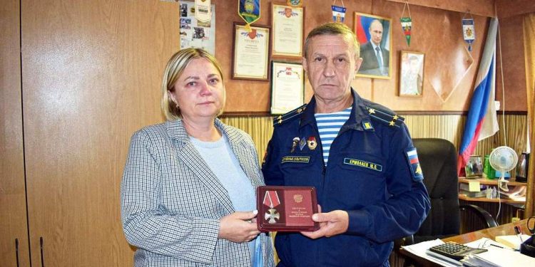 В рязанском Шилове матери погибшего контрактника вручили орден Мужества В рязанском Шилове матери погибшего контрактника вручили орден Мужества