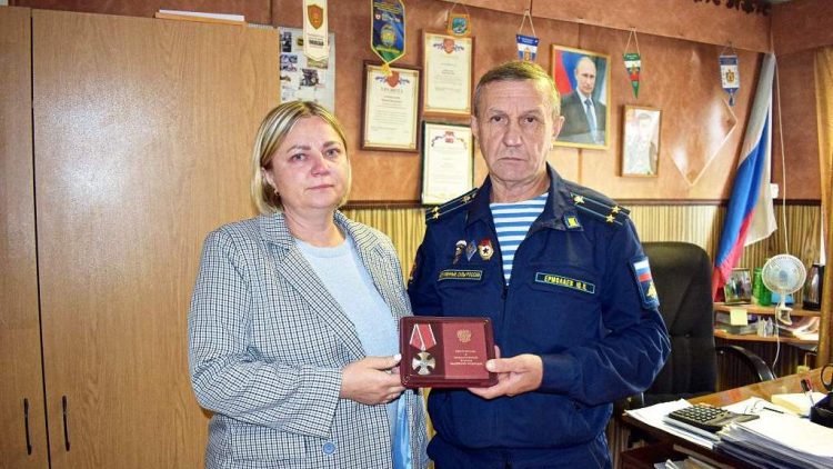 В рязанском Шилове матери погибшего контрактника вручили орден Мужества
