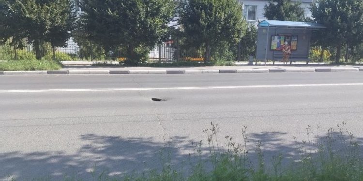 На улице Вокзальной провалился асфальт