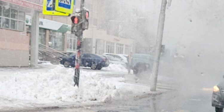 На улице Грибоедова прорвало трубу