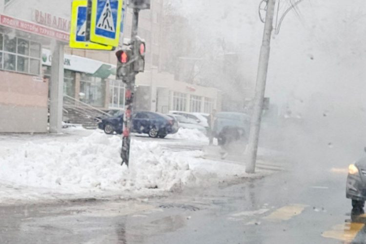 Аварию на теплотрассе по улице Грибоедова устранят до конца суток