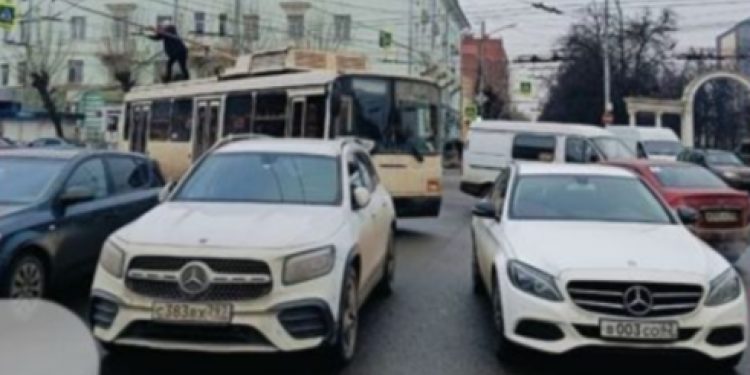 В центре Рязани из-за припаркованных машин не могут проехать троллейбусы