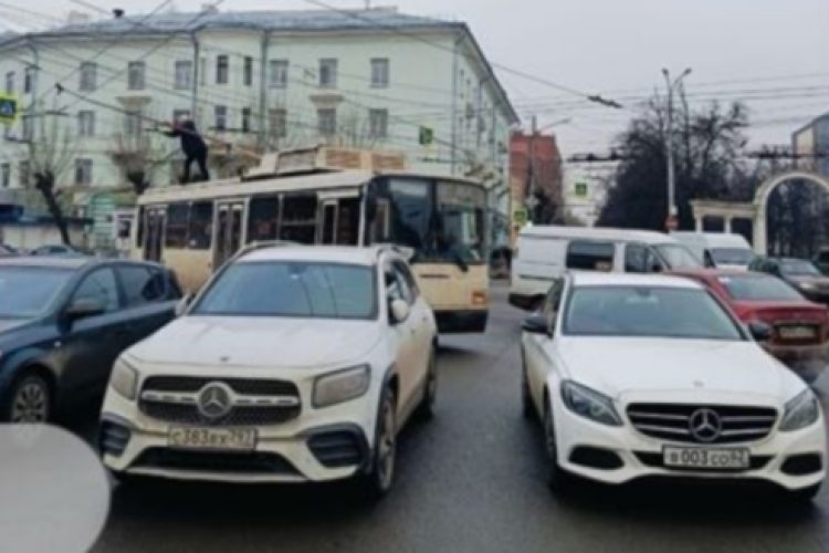 В центре Рязани из-за припаркованных машин не могут проехать троллейбусы