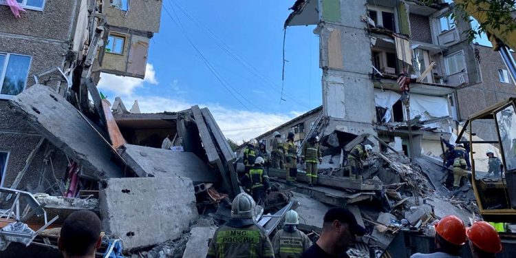 В Нижнем Тагиле обрушился еще один подъезд в доме В Нижнем Тагиле обрушился еще один подъезд в доме