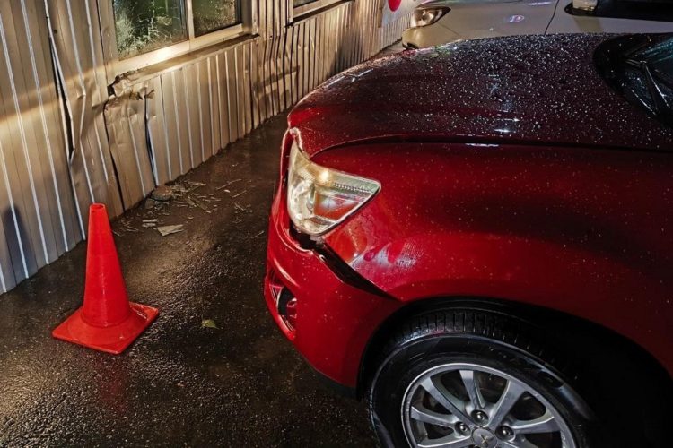 В рязанском Путятине женщина-водитель легковушки въехал в здание "Пятерочки"