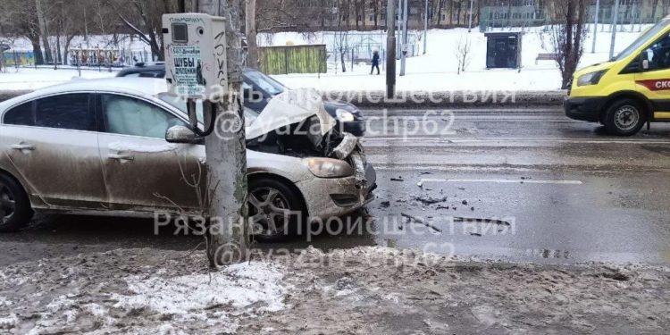 На улице Советской Армии столкнулись две легковушки