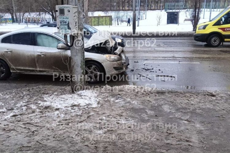 На улице Советской Армии столкнулись две легковушки