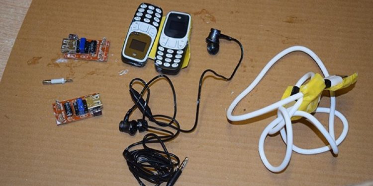 В рязанский СИЗО заключенным попытались пронести наушники в тюбике с кремом и телефоны