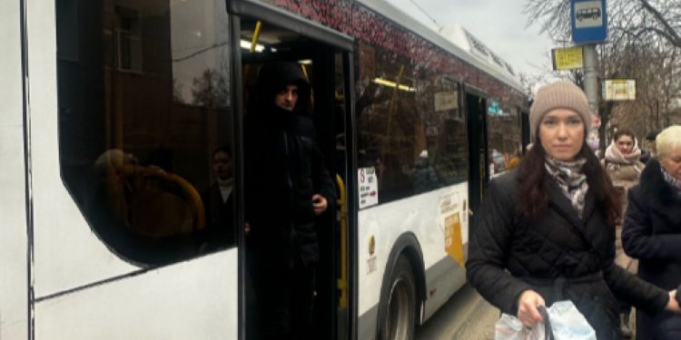 В Рязани водитель автобуса №17 высадил 50 пассажиров из салона В Рязани водитель автобуса №17 высадил 50 пассажиров из салона