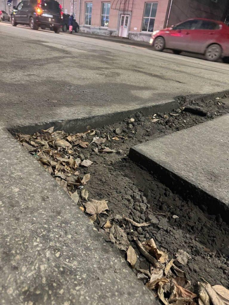 Рязанец пробил колесо автомобиля в яме в Приокском
