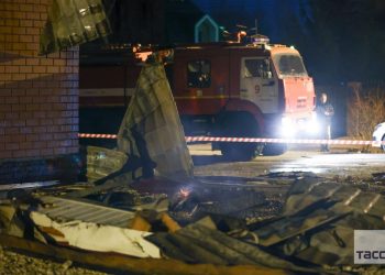 В Сети появились снимки с места падения обломков БПЛА на дом в Рязани