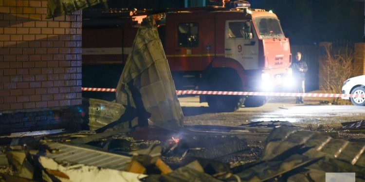 В Сети появились снимки с места падения обломков БПЛА на дом в Рязани