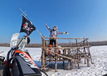 На озере Черное в рязанской Мещере обнаружили «пиратский корабль»