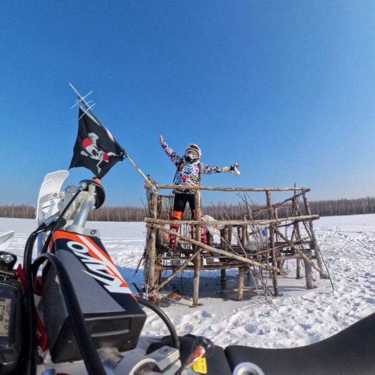 На озере Черное в рязанской Мещере обнаружили "пиратский корабль"