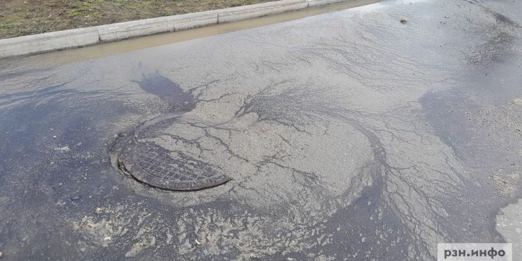 На Лыбедском бульваре прорвало канализацию