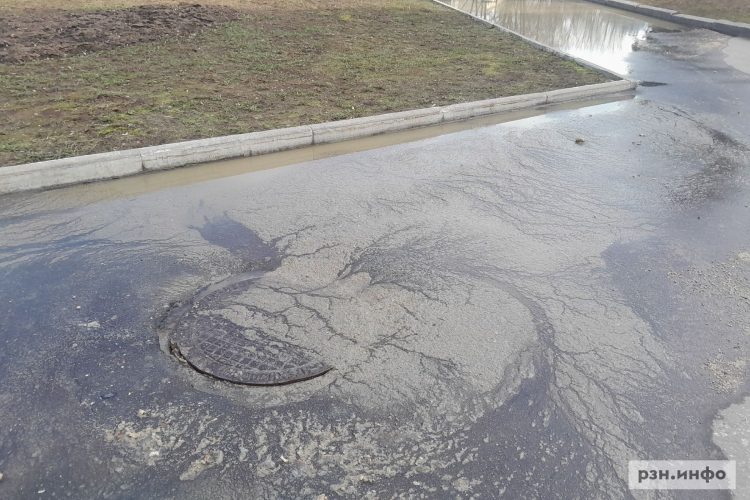 На Лыбедском бульваре прорвало канализацию