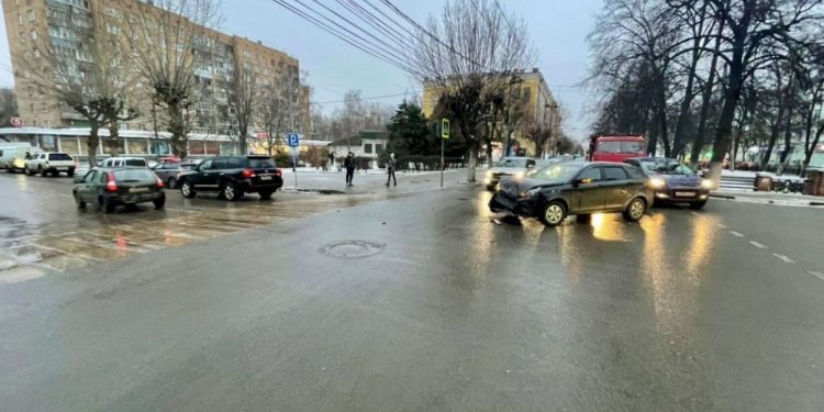 В ДТП на улице Есенина пострадали два человека