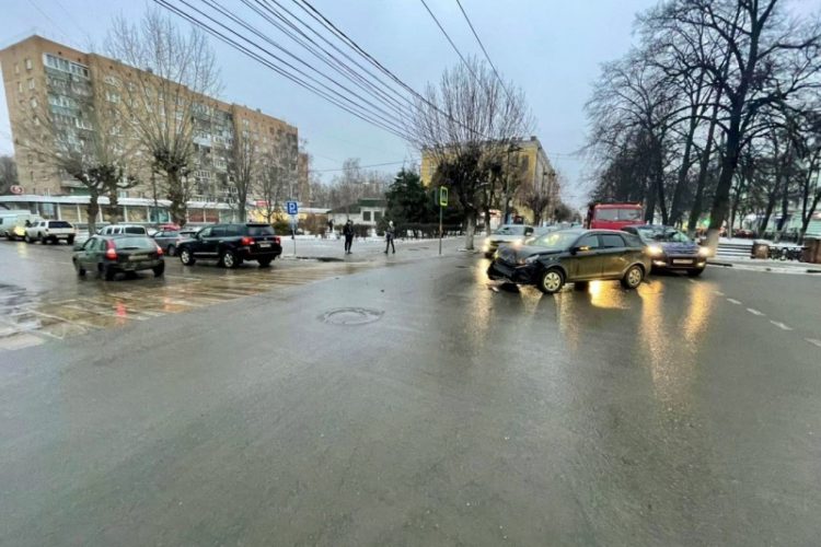 В ДТП на улице Есенина пострадали два человека