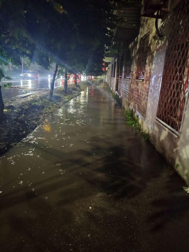 Горожане пожаловались на огромные лужи на тротуаре в центре Рязани