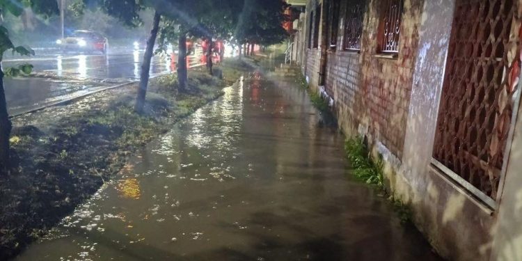 Горожане пожаловались на огромные лужи на тротуаре в центре Рязани