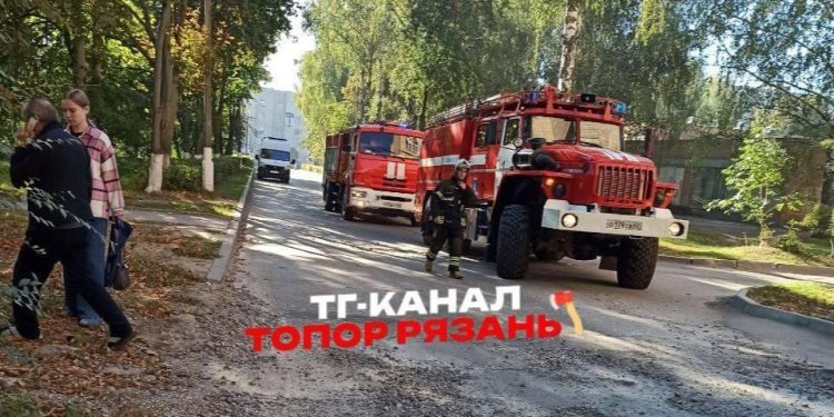 Около рязанской ОКБ засняли машины экстренных служб Около рязанской ОКБ засняли машины экстренных служб