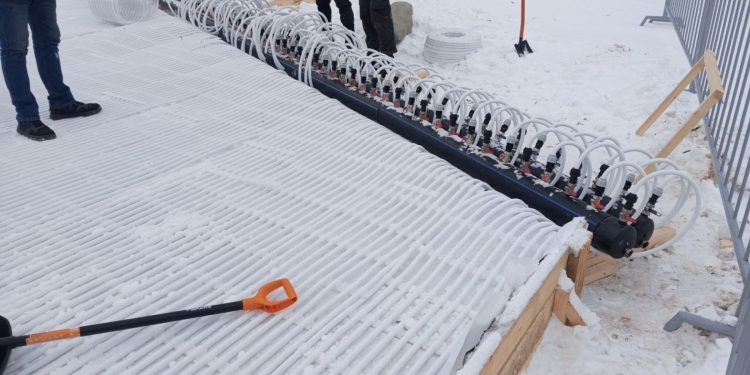 На рязанском Лыбедском бульваре приступили к установке катка с дополнительным охлаждением