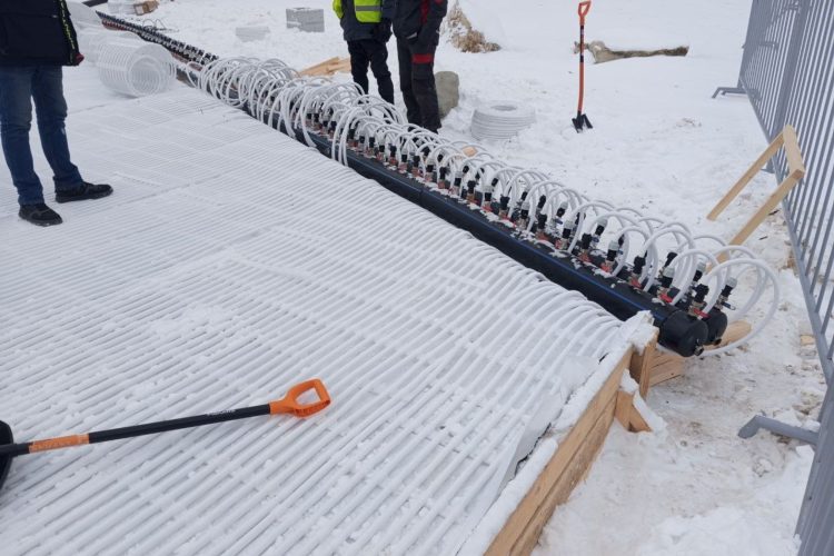 На рязанском Лыбедском бульваре приступили к установке катка с дополнительным охлаждением