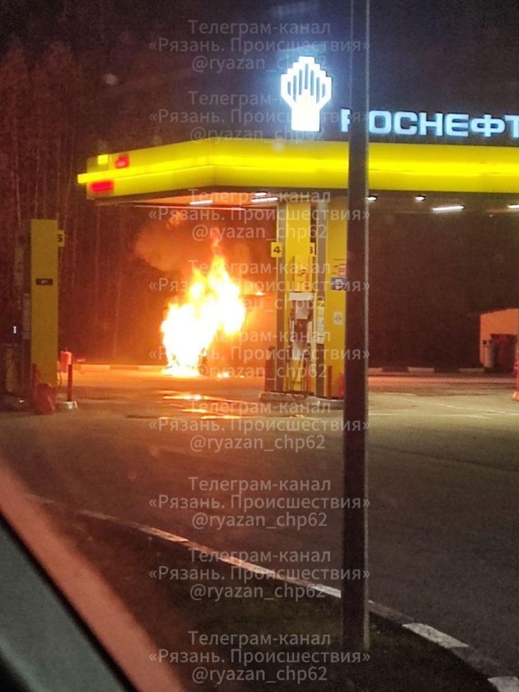 На рязанской автозаправке сгорел автомобиль