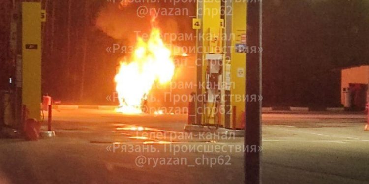 На рязанской автозаправке сгорел автомобиль