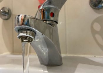 Рязанцы сообщили о «рыбном» запахе воды, которая течет из-под крана