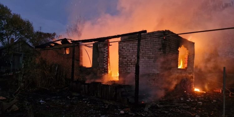 В Захаровском районе многодетная семья с пятью детьми осталась без дома из-за пожара В Захаровском районе многодетная семья с пятью детьми осталась без дома из-за пожара