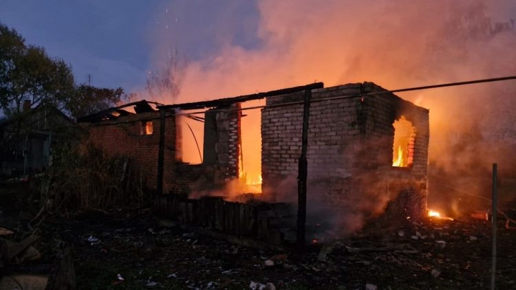В Захаровском районе многодетная семья с пятью детьми осталась без дома из-за пожара